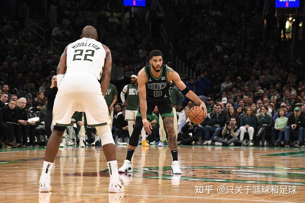 波士顿凯尔特人训练开放日，转会期回应争议引欢呼，NBA总决赛在即，团队化学反应显著的简单介绍