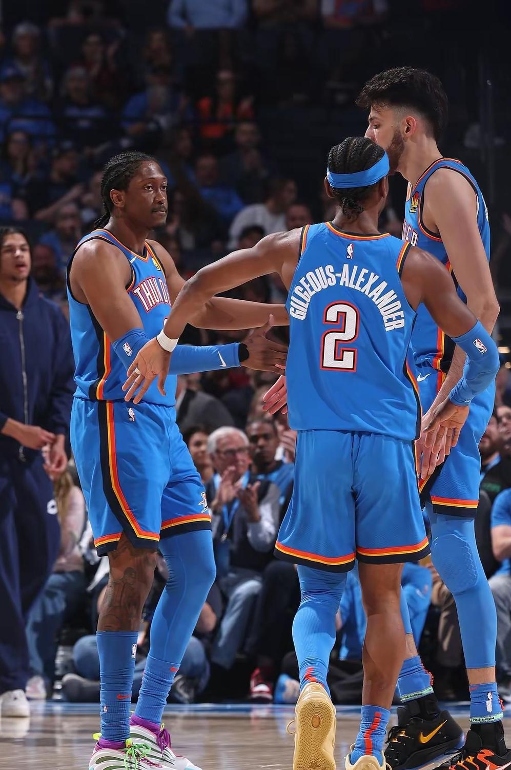 包含今晚俄克拉荷马雷霆门线救险：NBA总决赛节点到来；悬念犹存；控场能力受关注的词条