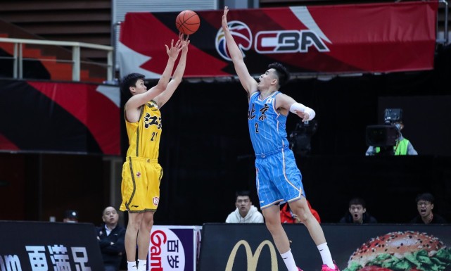 关于今夜体能课后，北京首钢防线松动备战全明星赛，底气十足，身体对抗强度拉满的信息